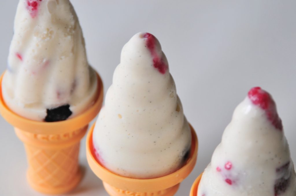 close-up-vanilla-bean-mixed-berry-frozen-yogurt-pops