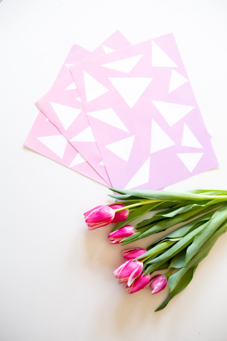 free printable flower bouquet gift wrap with pink triangles