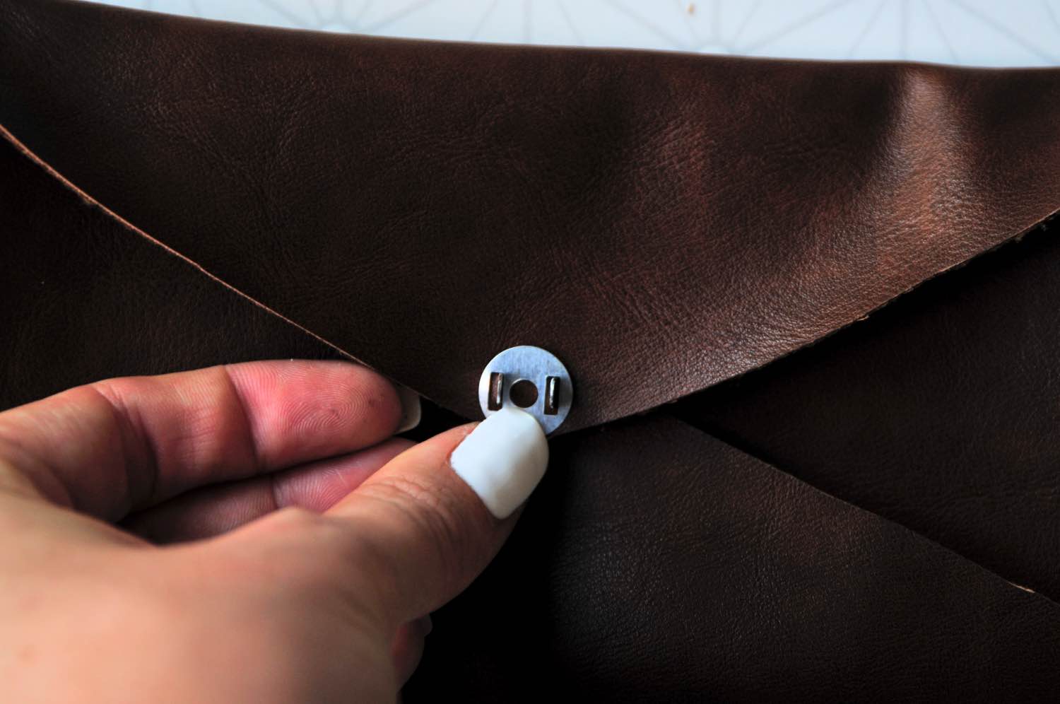 finishing the exterior clasp diy no sew travel case