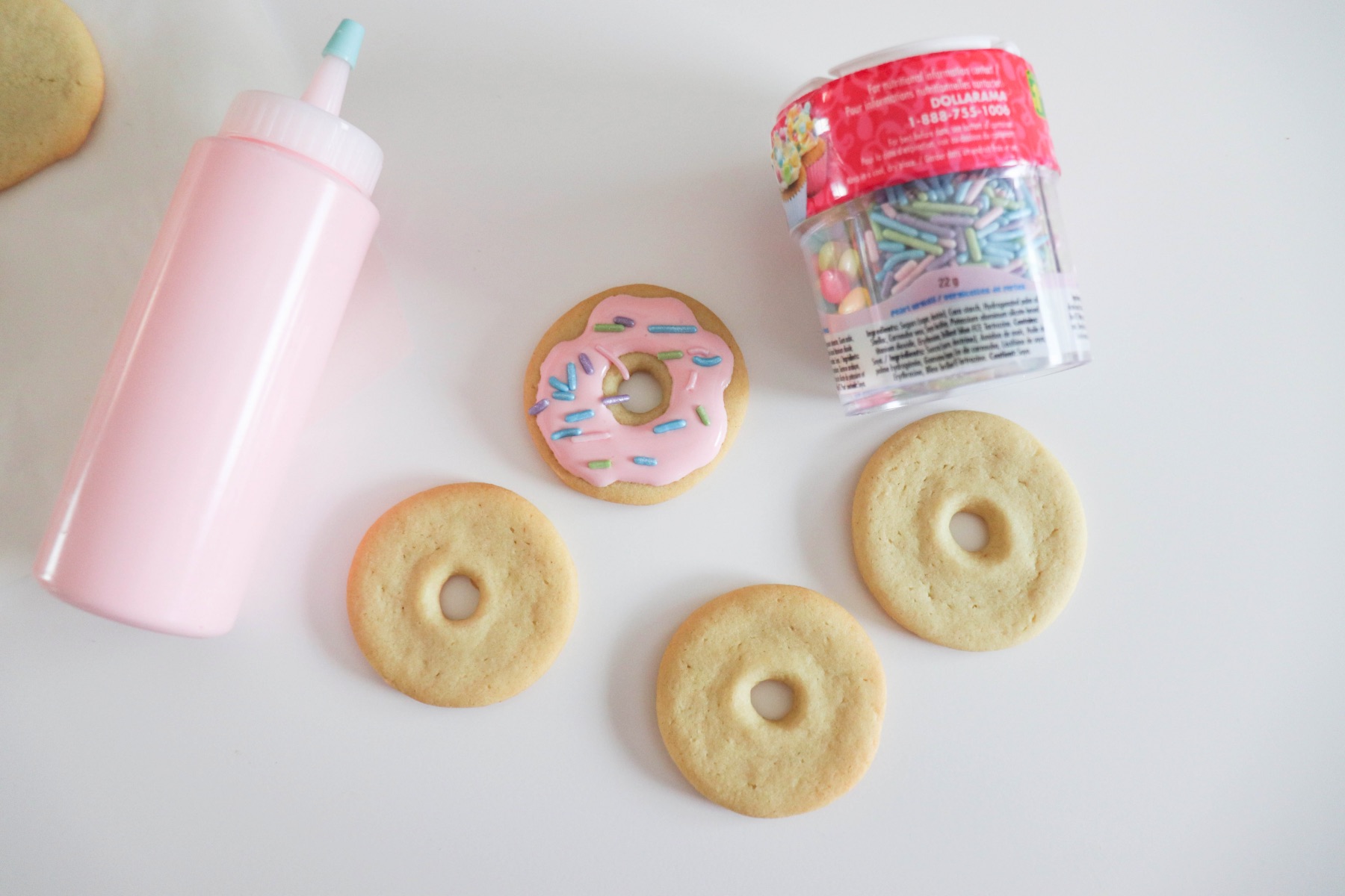 add the icing to the donut cookie to decorate