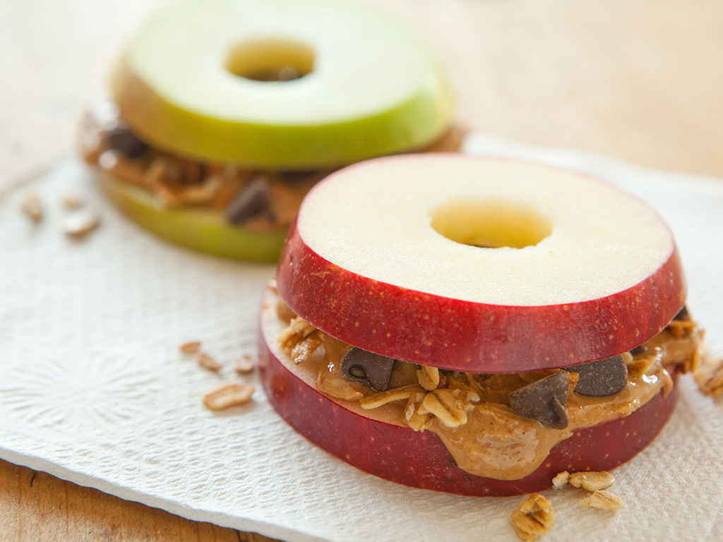 apple sandwiches with granola and peanut butter