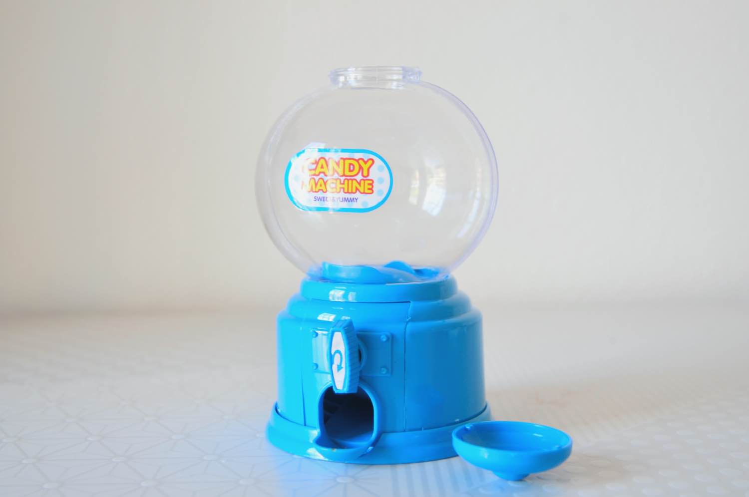 open the gumball machine to make a snow globe