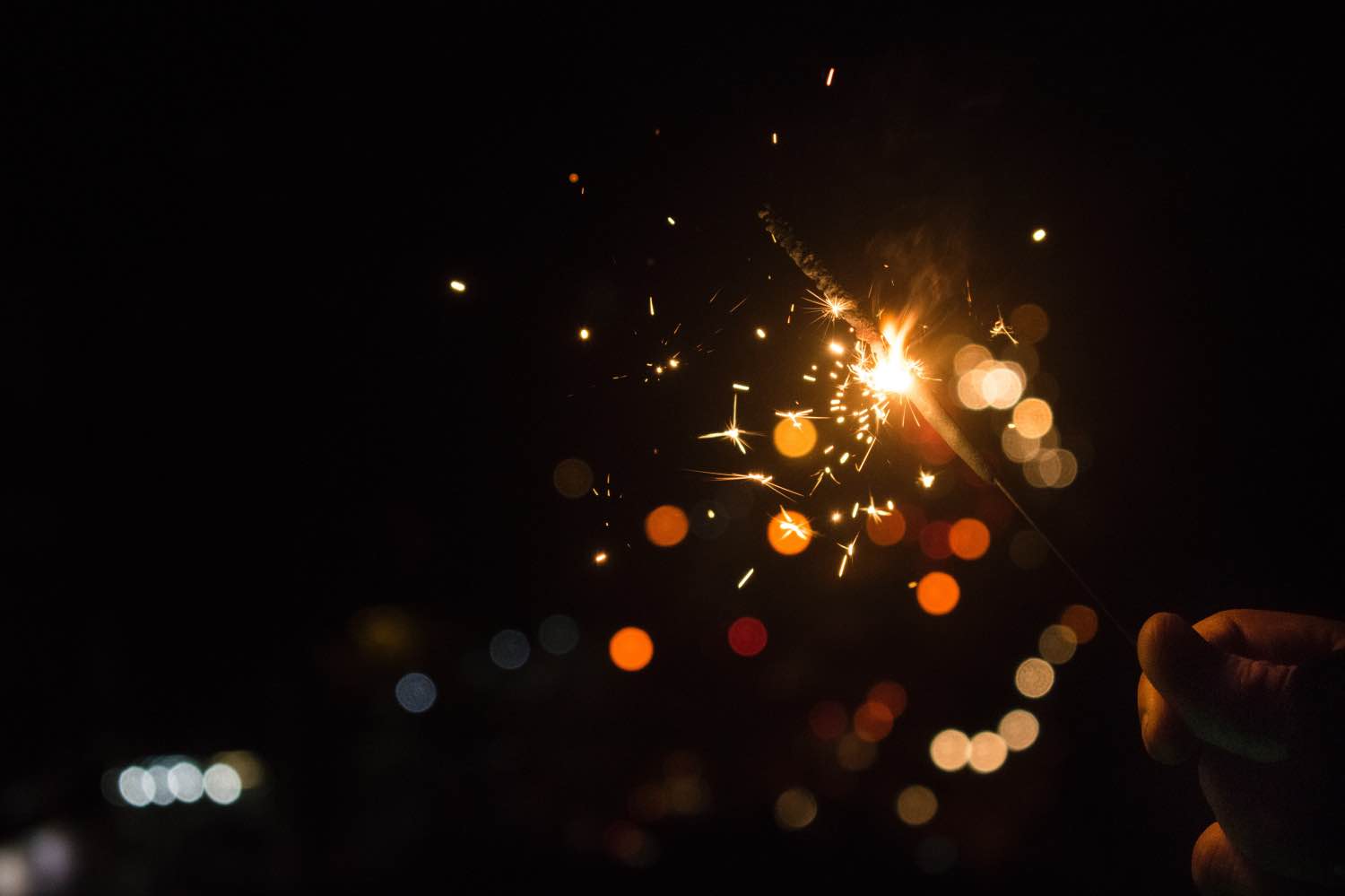 sparklers for sparkler light writing photography tutorial