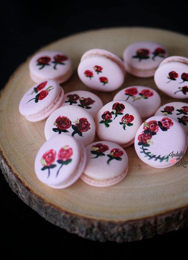 how-to-handpaint-flower-on-macarons