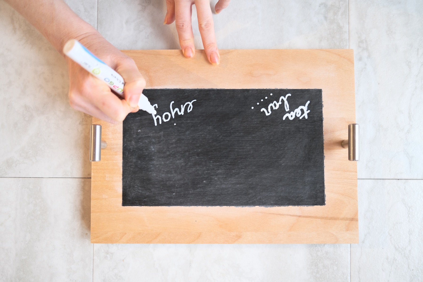 chalkboard lettering on the craft in style wood serving tray