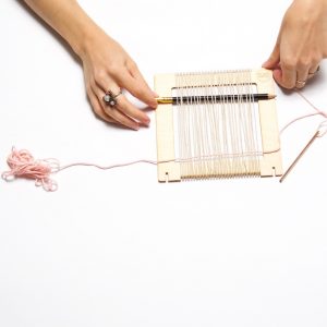 The Easy Beginners Guide to Weaving with a Loom – Pop Shop America