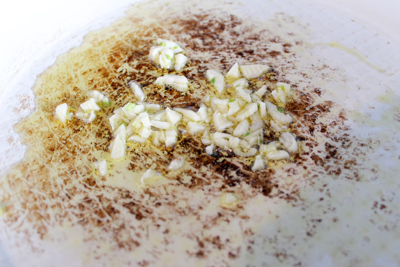 up close garlic in saute pan for pasta 1