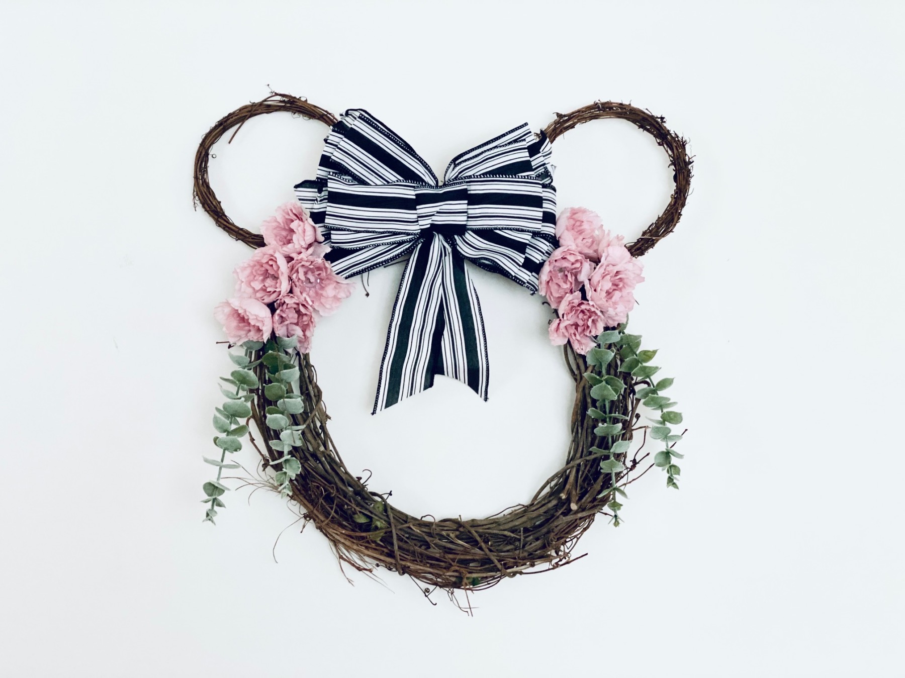 pop shop america diy farmouse wreath with minnie mouse