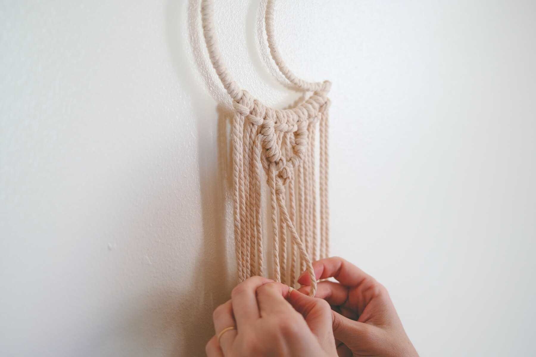 knot making macrame wall hanging tutorial