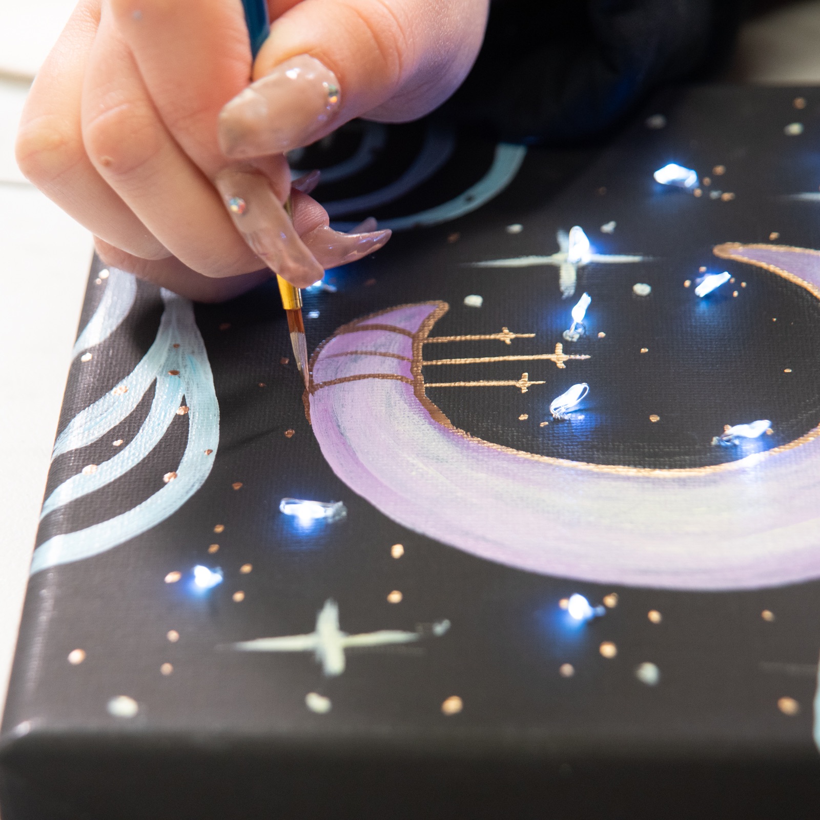 outlining the moon with gilding diy black canvas painting