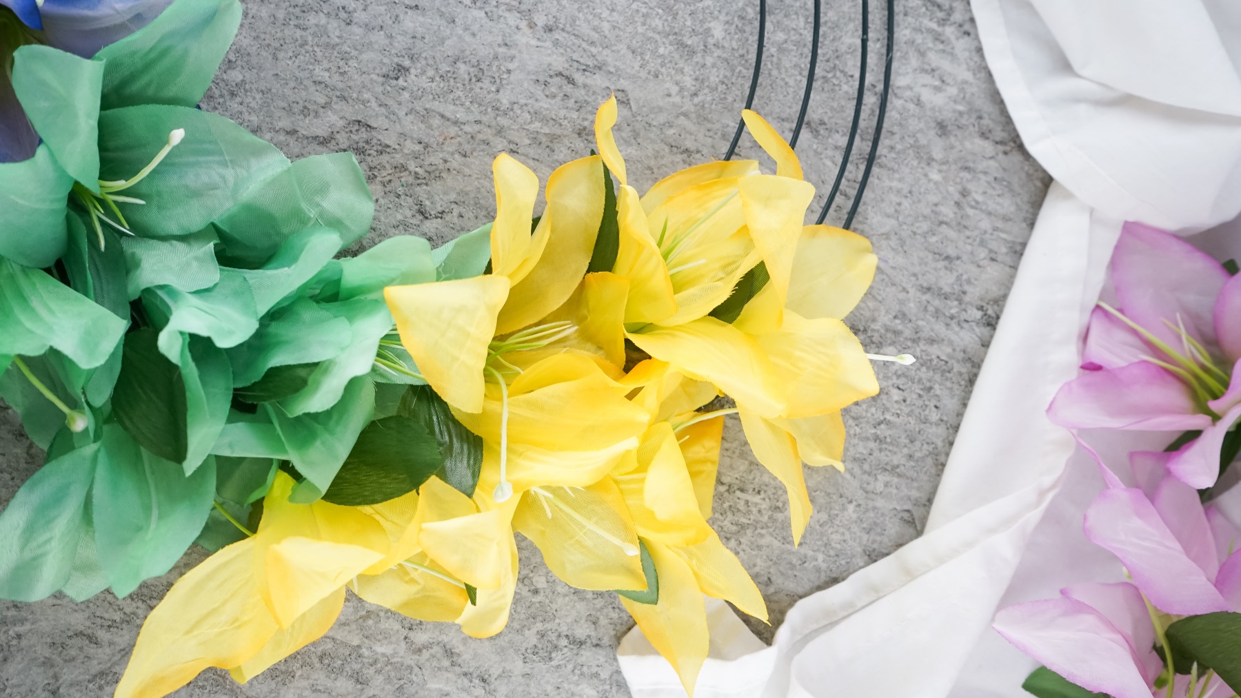 keep your flowers evenly spaced diy flower wreath