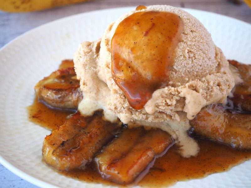 Caramalized-bananas-with-ice-cream-and-caramel-drip