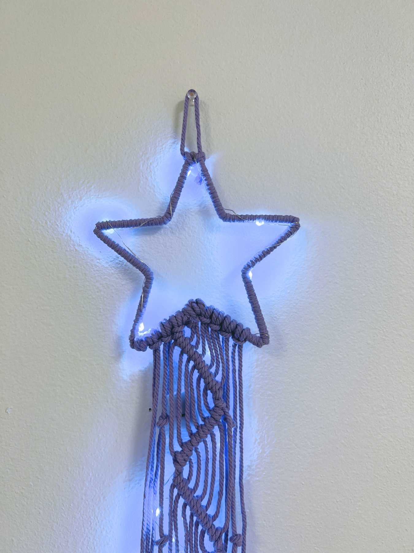 close up of the finished star macrame wall hanging