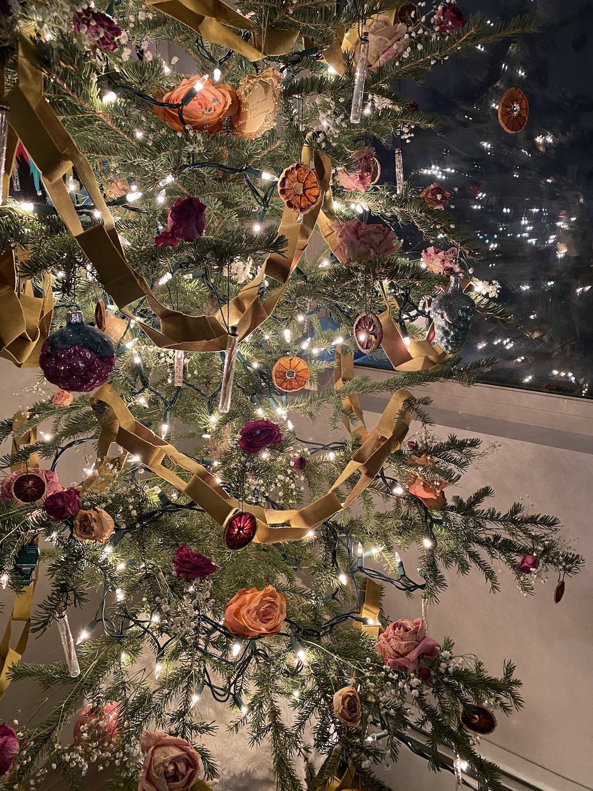 A Christmas tree with the velvet chain link garland, dried flowers and dried fruit